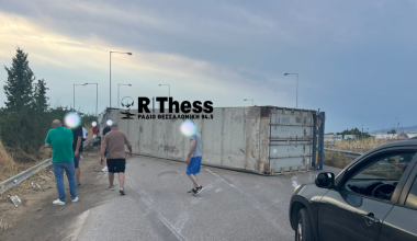 Ανετράπη νταλίκα στην Εθνική Οδό Αθηνών-Θεσσαλονίκης