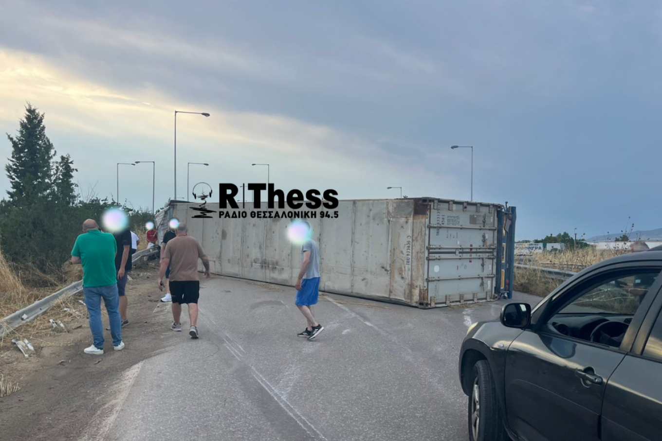 Ανετράπη νταλίκα στην Εθνική Οδό Αθηνών-Θεσσαλονίκης