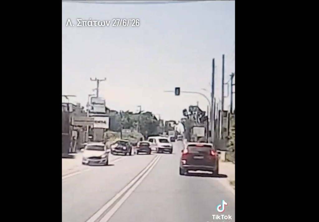 Βίντεο: Αυτοκίνητο περνάει στο αντίθετο ρεύμα της λεωφόρου Σπάτων και παραλίγο να προκαλέσει μακελειό!
