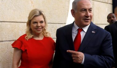 Bίντεο: Eκνευρισμένη η Σάρα Νετανιάχου με τον Ισραηλινό πρωθυπουργό για VIP χώρο – «Εξαιτίας σου τσακώθηκα»