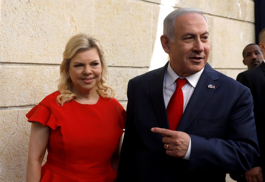 Bίντεο: Eκνευρισμένη η Σάρα Νετανιάχου με τον Ισραηλινό πρωθυπουργό για VIP χώρο – «Εξαιτίας σου τσακώθηκα»