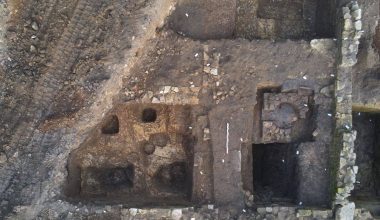 Γαλλία: Αρχαιολόγοι ανακάλυψαν αγγεία με έως και 40.000 ρωμαϊκά νομίσματα ηλικίας 1.800 ετών (φώτο)