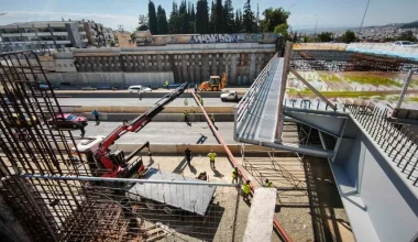 Θεσσαλονίκη: Γερανοφόρο προσέκρουσε σε γέφυρα στον Περιφερειακό – Ζημιές και σε διερχόμενο όχημα (βίντεο)