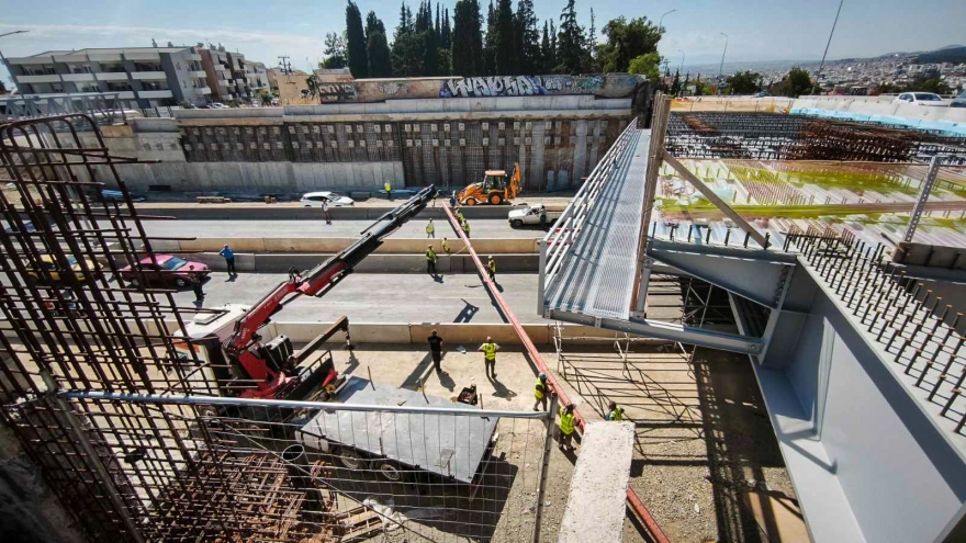 Θεσσαλονίκη: Γερανοφόρο προσέκρουσε σε γέφυρα στον Περιφερειακό – Ζημιές και σε διερχόμενο όχημα (βίντεο)