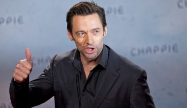 Χ.Τζάκμαν: Ο 57χρονος ηθοποιός κρέμασε βαριές αλυσίδες γύρω από τον λαιμό του και εκτέλεσε push-ups! (βίντεο)