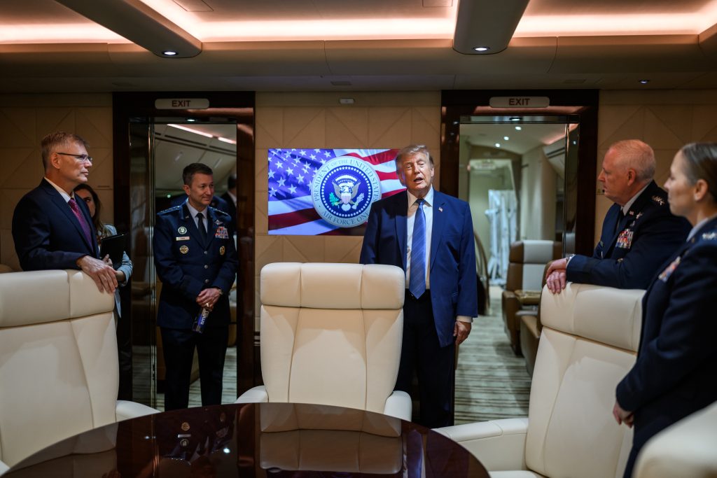Air Force One: Το νέο ιπτάμενο «παλάτι» του Ν.Τραμπ με χρυσές λεπτομέρειες, μασάζ και Apple TV (φώτο-βίντεο)