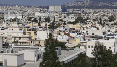 «Ξεμπλοκάρουν» οι πωλήσεις ακινήτων με χρέη στην Εφορία – Νέο πλαίσιο για κατασχέσεις και μεταβιβάσεις