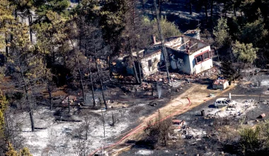 Θεσσαλονίκη: Από τσιγάρο που πέταξε ασυνείδητος οδηγός ξέσπασε η μεγάλη φωτιά στο Ωραιόκαστρο (βίντεο)