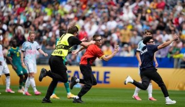 Μουντιάλ 2026: Εισβολή τριών ατόμων στον αγωνιστικό χώρο διέκοψε το Σενεγάλη – Βέλγιο (βίντεο)