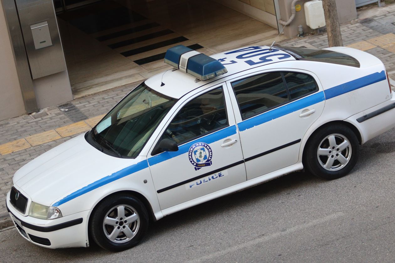 Νέο Ηράκλειο: Χειροπέδες σε τρεις νεαρούς που ξυλοκόπησαν τρία άτομα σε πλατεία