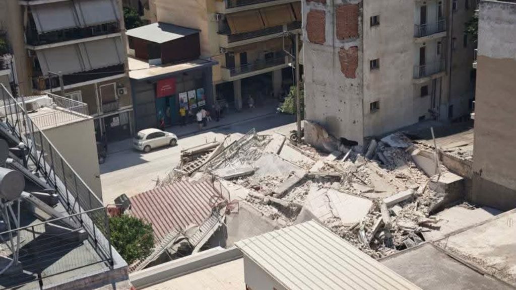Κατάρρευση πολυκατοικίας στα Πετράλωνα: «Είχα αναφέρει την κλίση – Μου είπαν είναι από τον σεισμό στην Εύβοια»!