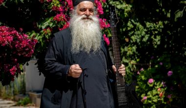 Δ.Ταμπάκης: O Έλληνας ιερέας που κυκλοφόρησε… metal άλμπουμ! – Το αφιέρωμα του Guardian (βίντεο)