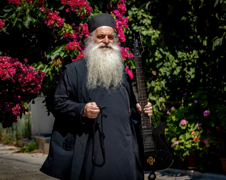 Δ.Ταμπάκης: O Έλληνας ιερέας που κυκλοφόρησε… metal άλμπουμ! – Το αφιέρωμα του Guardian (βίντεο)