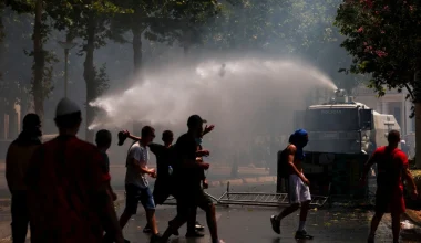 Τίρανα: Σοβαρά επεισόδια ανάμεσα σε διαδηλωτές και αστυνομικές δυνάμεις έξω από το κοινοβούλιο (βίντεο – φωτο)