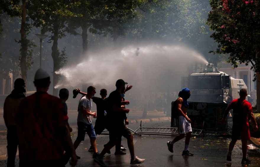 Τίρανα: Σοβαρά επεισόδια ανάμεσα σε διαδηλωτές και αστυνομικές δυνάμεις έξω από το κοινοβούλιο (βίντεο – φωτο)