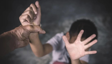 Ηράκλειο: Συνελήφθη 58χρονος που αποπειράθηκε να πνίξει με μαξιλάρι 8χρονο
