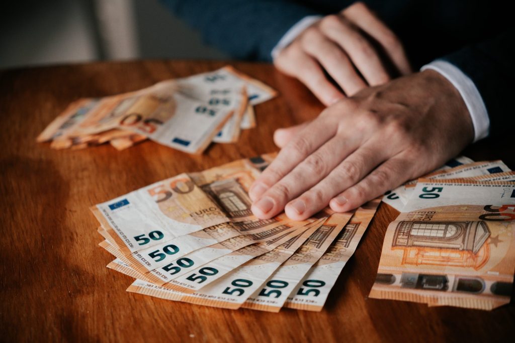 ΑΑΔΕ: Δεν αρκεί η συγγένεια για το αφορολόγητο – Πώς επιβλήθηκε φόρος 7.800 ευρώ σε οικογενειακή μεταφορά!