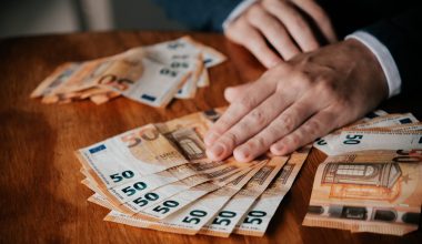 ΑΑΔΕ: Δεν αρκεί η συγγένεια για το αφορολόγητο – Πώς επιβλήθηκε φόρος 7.800 ευρώ σε οικογενειακή μεταφορά!