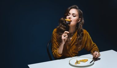 Η ώρα του δείπνου και η αρτηριακή πίεση: Γιατί το πότε μετράει όσο και το τι τρώμε