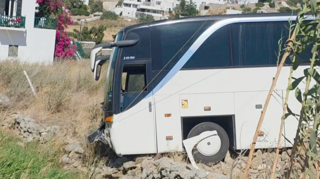 Τροχαίο ατύχημα στην Μύκονο: Τουριστικό λεωφορείο εξετράπη της πορείας του και προσέκρουσε σε ξερολιθιά (βίντεο)