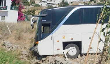 Τροχαίο ατύχημα στην Μύκονο: Τουριστικό λεωφορείο εξετράπη της πορείας του και προσέκρουσε σε ξερολιθιά (βίντεο)