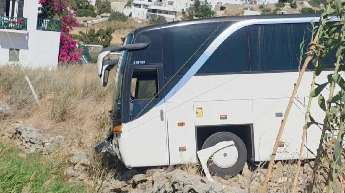 Τροχαίο ατύχημα στην Μύκονο: Τουριστικό λεωφορείο εξετράπη της πορείας του και προσέκρουσε σε ξερολιθιά (βίντεο)