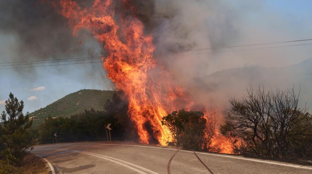 Φωτιά στον Ατάβυρο στη Ρόδο: Μεγάλη κινητοποίηση επίγειων και εναέριων δυνάμεων