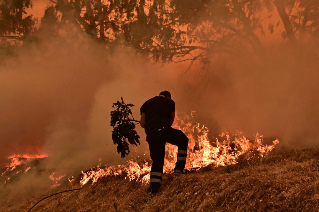 Φωτιά στο Ωραιόκαστρο Θεσσαλονίκης: Κοντά στο Ίδρυμα Χρόνιων Παθήσεων οι φλόγες – Aκούγονται εκρήξεις (upd)