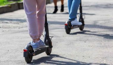 Βίντεο: Άνδρας μπήκε με ηλεκτρικό πατίνι στον Κηφισό και εγκλωβίστηκε σε νησίδα