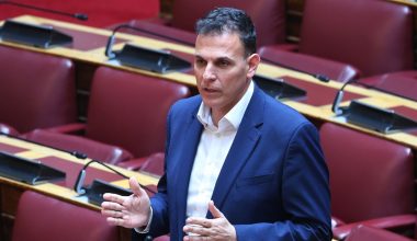 Αυτό είναι το πρόσωπο που θα πάρει την θέση του Γιώργου Καραμέρου μετά την παραίτησή του από βουλευτής του ΣΥΡΙΖΑ