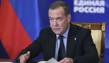 Ν.Μεντβέντεφ για Ιράν: «Έχει το “πυρηνικό όπλο” του Ορμούζ και το Μπαμπ ελ-Μαντέμπ»