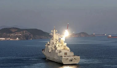 Εντυπωσιακή εκτόξευση πυραύλων κρουζ «Deep Strike» από το αντιτορπιλικό «Choe Hyon» της Β.Κορέας – Δείτε βίντεο