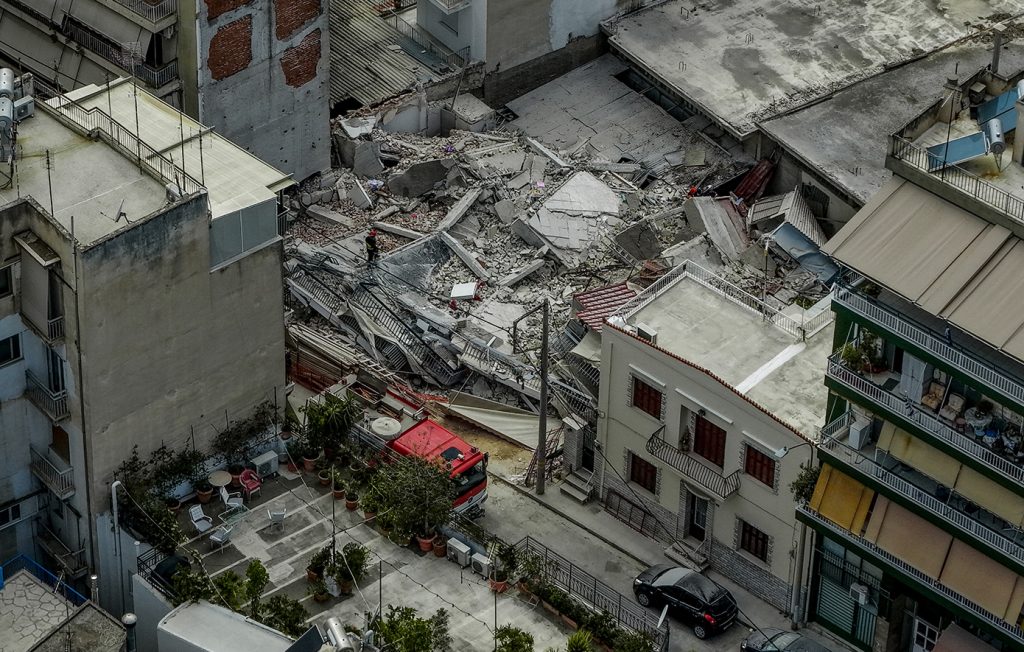 Γιατί κατέρρευσε η πολυκατοικία στα Πετράλωνα: Στο «μικροσκόπιο» των Αρχών οι εργασίες στο διπλανό οικόπεδο