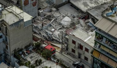 Γιατί κατέρρευσε η πολυκατοικία στα Πετράλωνα: Στο «μικροσκόπιο» των Αρχών οι εργασίες στο διπλανό οικόπεδο