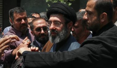 Άφαντος  ο Μοτζτάμπα από την κηδεία του πατέρα του Αλί Χαμενεΐ – Εμφανίστηκαν οι τρεις άλλοι γιοί του