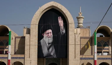 Τεχεράνη: Μαζική προσευχή στη μνήμη του Αλί Χαμενεΐ – Απουσία του διαδόχου Μοτζτάμπα