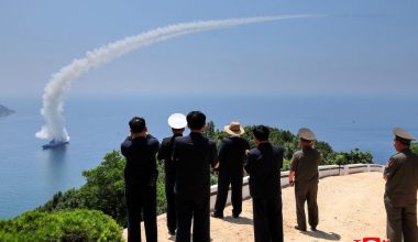 Ο Κιμ Γιονγκ Ουν επέβλεψε δοκιμές στο νέο αντιτορπιλικό «Kang Kon» με πυραυλικές εκτοξεύσεις (φώτο)
