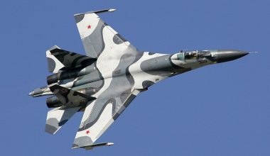 Σαν κομήτες έπεσαν FAB-500 από ρωσικό Su-27 σε κτίριο στο Ντονέτσκ και δεν έμεινε τίποτα – Δείτε το βίντεο