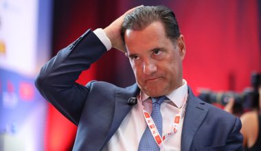 Α.Γεωργιάδης για νέο βίντεο κλιπ Σ.Ρόκκου: «Απαράδεκτο να οδηγεί μηχανή χωρίς κράνος» (βίντεο)