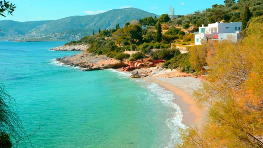 Οι 5 παραλίες της Αττικής για μια γρήγορη βουτιά: Από κρυφούς κολπίσκους μέχρι οργανωμένες ακτές