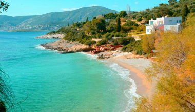 Οι 5 παραλίες της Αττικής για μια γρήγορη βουτιά: Από κρυφούς κολπίσκους μέχρι οργανωμένες ακτές