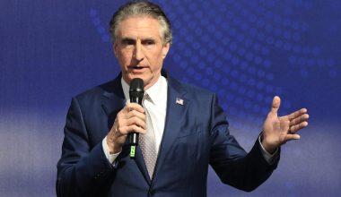 Αμερικανός ΥΠΕΣ: «Ανοησίες τα περί ακροδεξιάς και εθνικισμού για τις διαδηλώσεις υπέρ του έθνους και της καταγωγής»