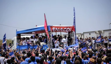 «Ηρωική» υποδοχή για το Πράσινο Ακρωτήρι: Υπάλληλος αεροδρομίου γονάτισε κατά την άφιξή τους (βίντεο)