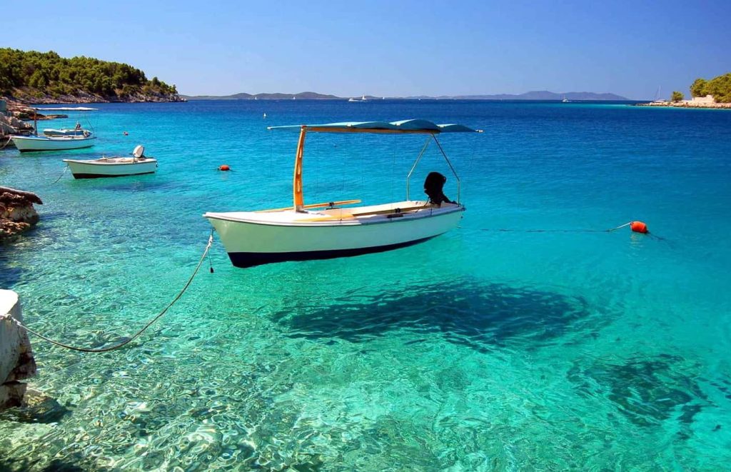 Γιατί η θάλασσα κάποιες μέρες είναι «παγωμένη» ενώ είναι καλοκαίρι