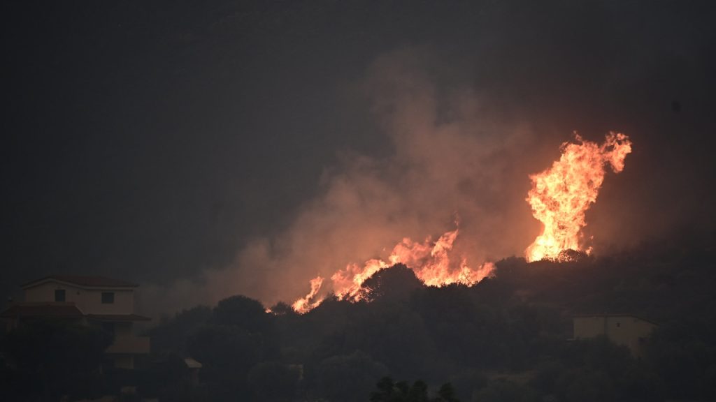 H φωτιά στην Οινόη σχημάτισε τον δικό της καιρό! (βίντεο)