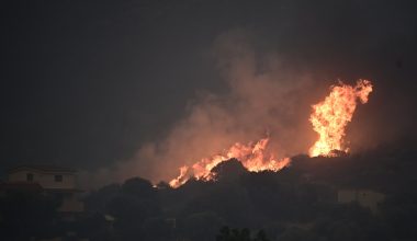 H φωτιά στην Οινόη σχημάτισε τον δικό της καιρό! (βίντεο)