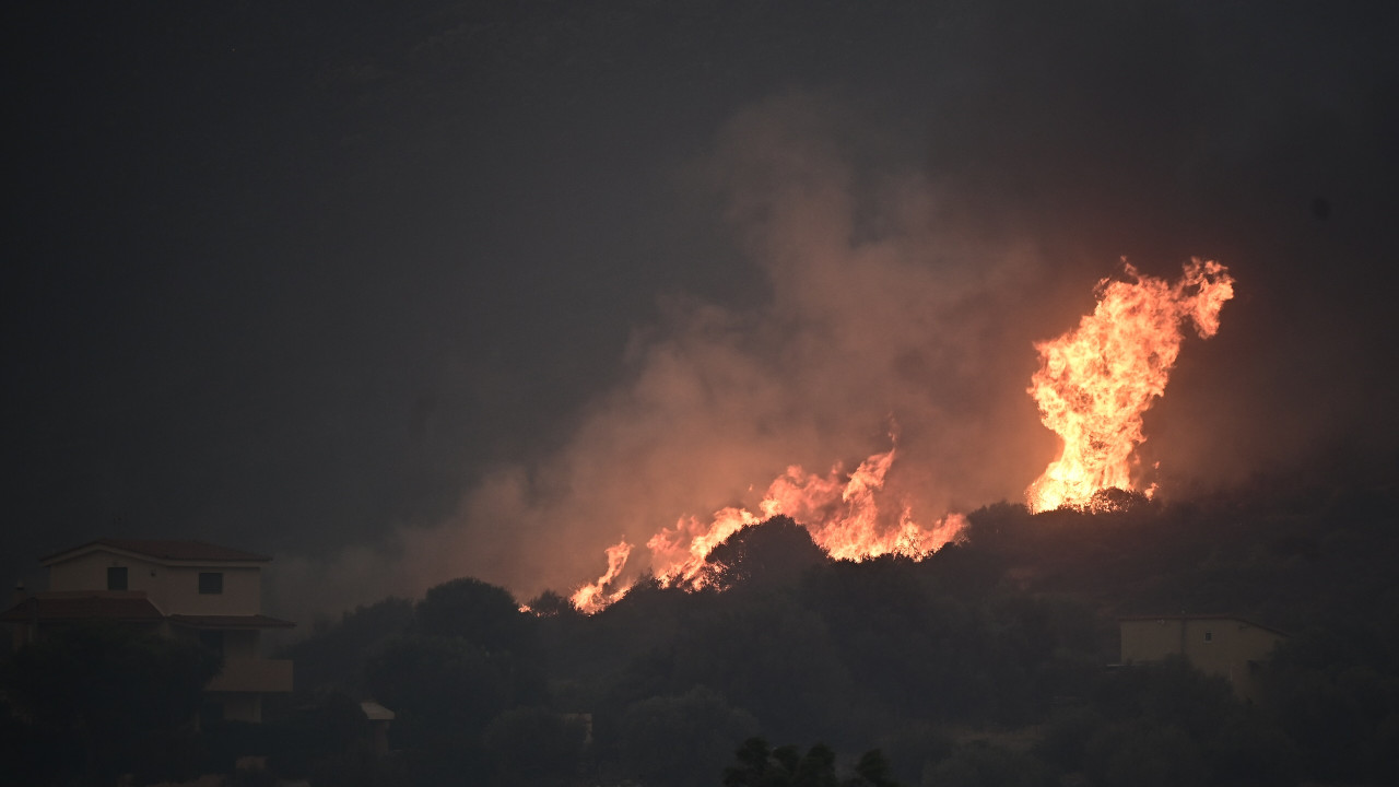 H φωτιά στην Οινόη σχημάτισε τον δικό της καιρό! (βίντεο)
