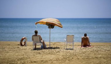 Είδος πολυτελείας φέτος οι καλοκαιρινές διακοπές: Οι μισοί Έλληνες θα μείνουν σπίτι λόγω κόστους!