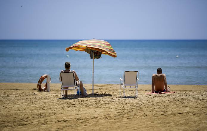 Είδος πολυτελείας φέτος οι καλοκαιρινές διακοπές: Οι μισοί Έλληνες θα μείνουν σπίτι λόγω κόστους!