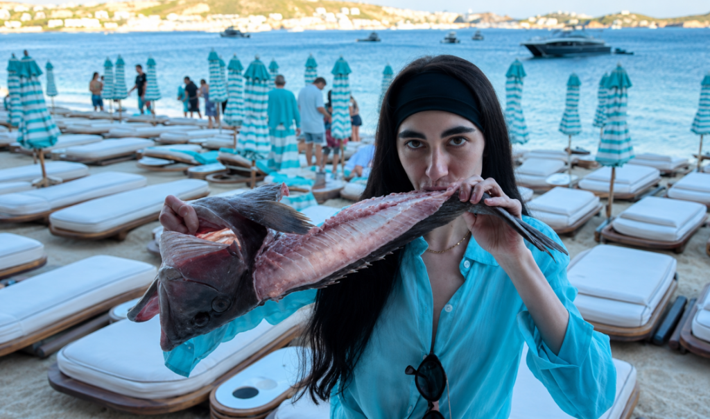Η Ιταλίδα Maria Vittoria Valori τρώει ωμό ψάρι από τη θάλασσα και προκάλεσε σάλο στην Μύκονο